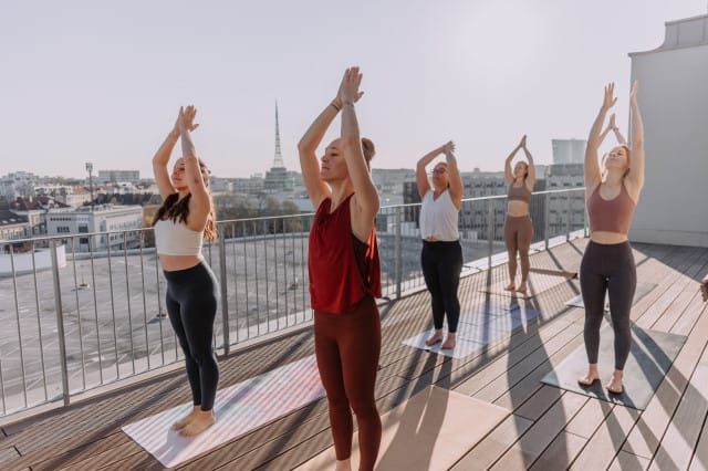 Rooftop Yoga im Hotel Superbude (c) The Wyld Thing