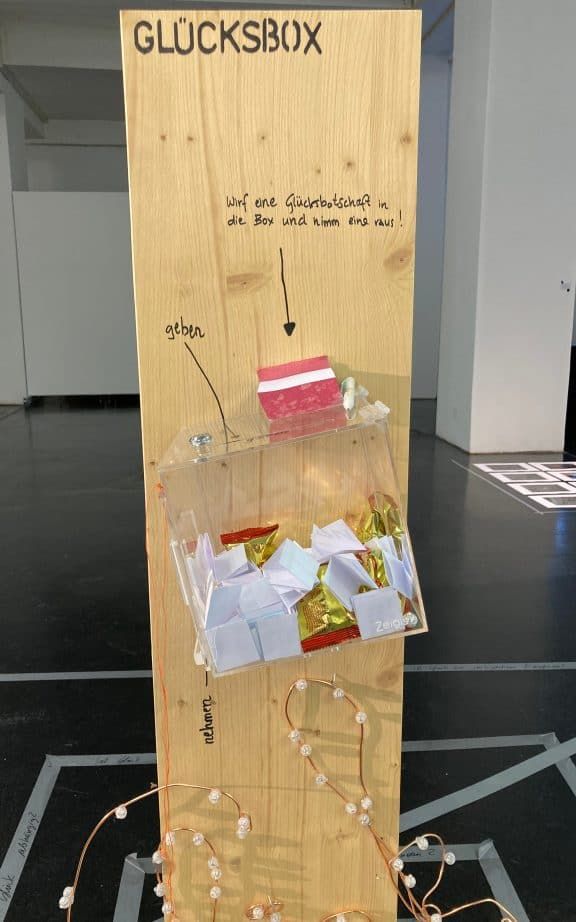 Ein Teil der Ausstellung „Wie ist das mit dem guten Leben“ in den SOHO Studios in Ottakring (c) Alissa Hacker | 1000things