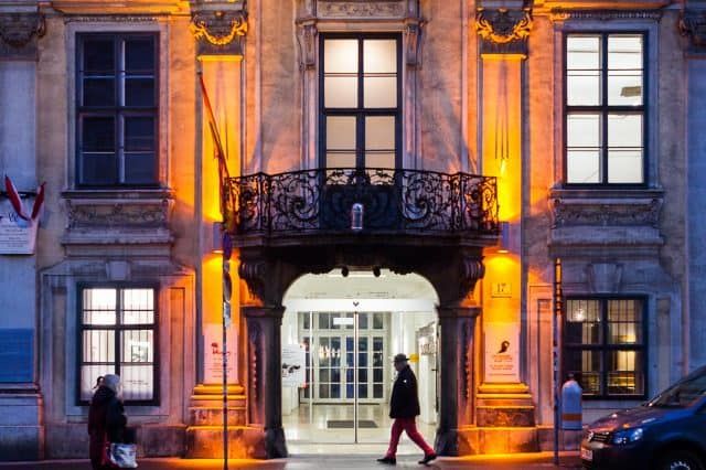 Das Volkskundemuseum erstrahlt in orange – als Zeichen gegen Gewalt an Frauen.