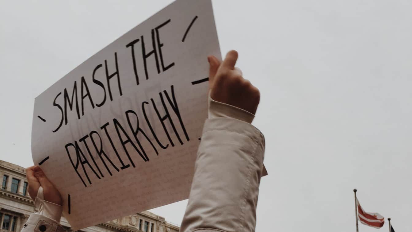 "Smash the Patriarchy" zu lesen. (c) Unsplash | chloe s.