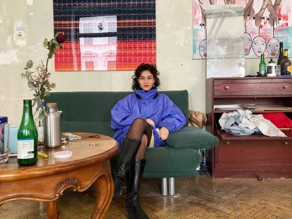 Die Künstlerin Haidy Darwish in ihrem Atelier bei Never at Home (c) Alissa Hacker | 1000things
