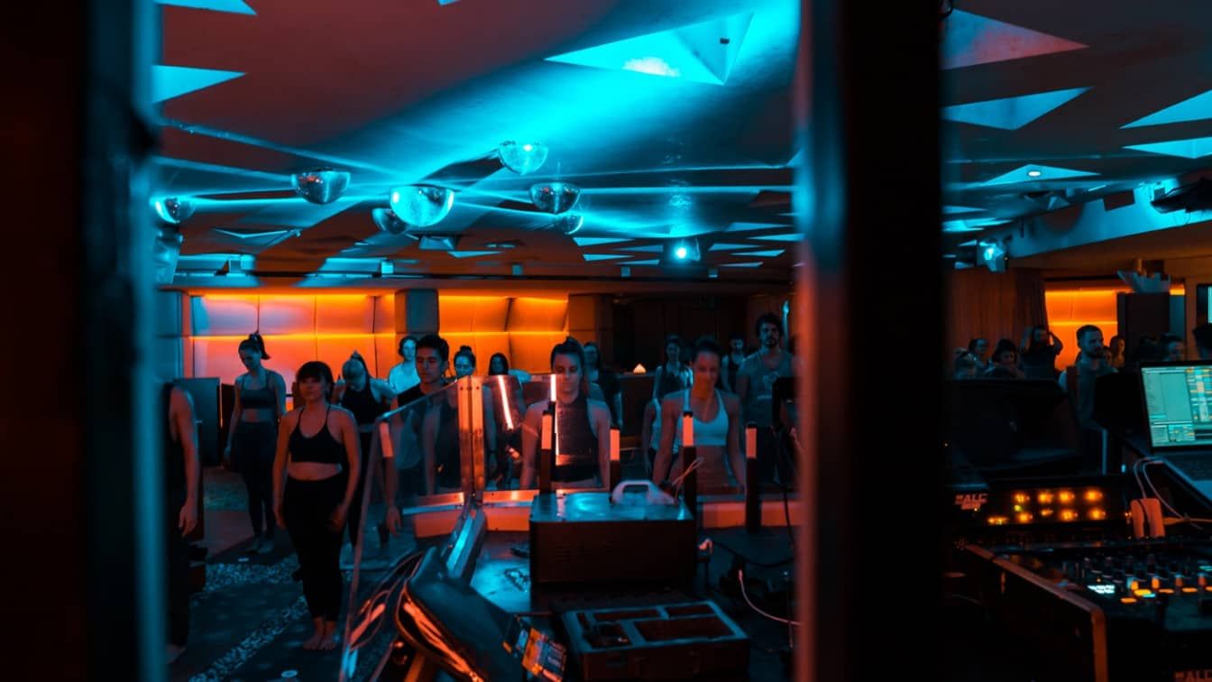 Yoga im Club: Bei Elektroyoga praktiziert ihr zu einem Live-DJ-Set (c) Elektroyoga