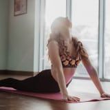 Eine Frau macht Yoga (c) Olivia Bauso | Unsplash