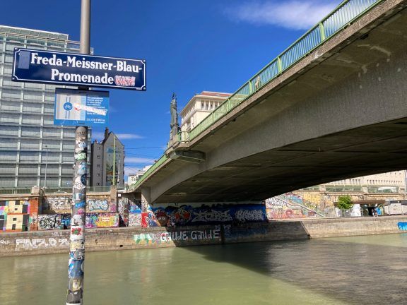 Die Freda-Meissner-Blau-Promenade am Donaukanal
