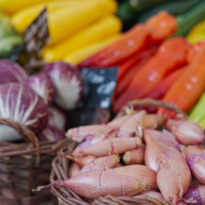Frisches Gemüse und Obst auf einem Markt