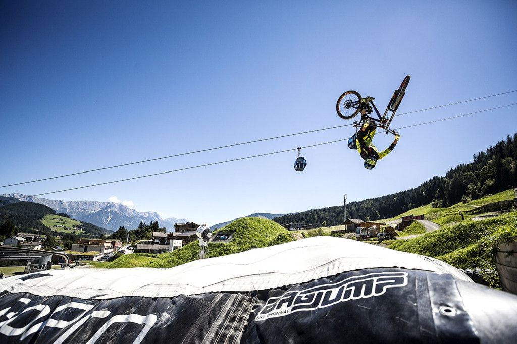 gopro luftkissen mit einem fahrrad reinspringen