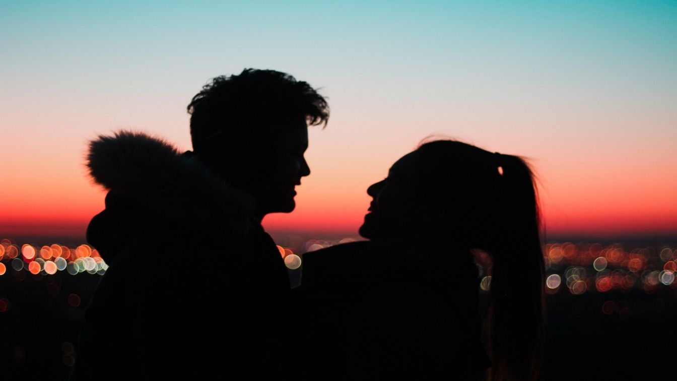 Silhouette von Paar vor Sonnenuntergang