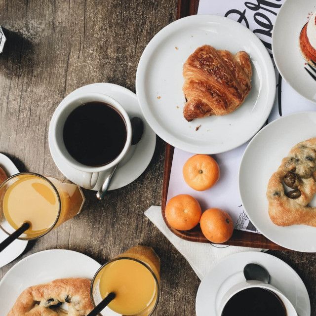Frühstück mit Kaffee und Croissant
