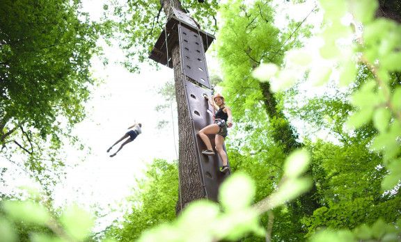 Insgesamt 90 Hindernisse warten im WIKI Adventure Park in Graz auf dich - (c) WIKI Adventure Park, Jakob Glasner