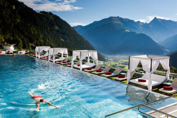 Stock Resort Infinity Pool Wellness Aussicht